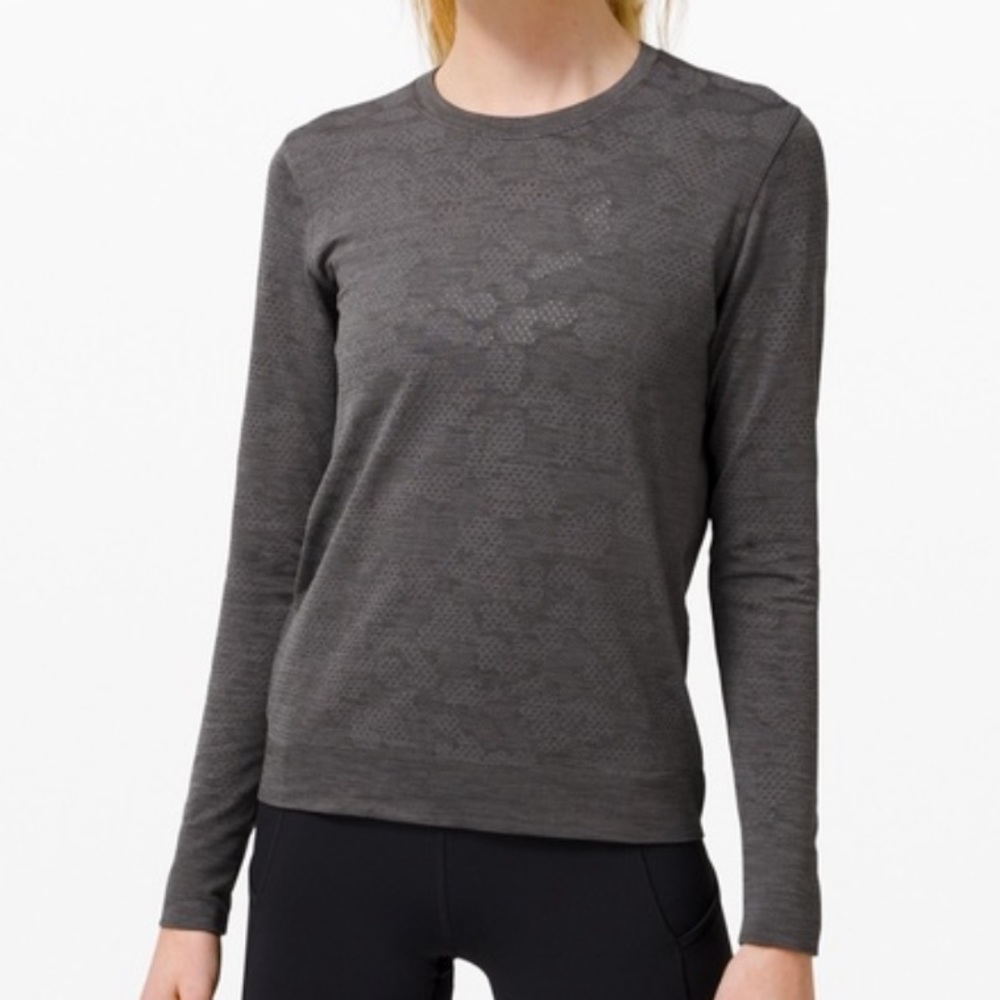 Lululemon Breeze By Long Sleeve II Size 6
